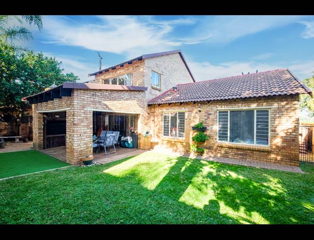 4 BEDROOM TOWNHOUSE TO LET IN SUNDOWNER